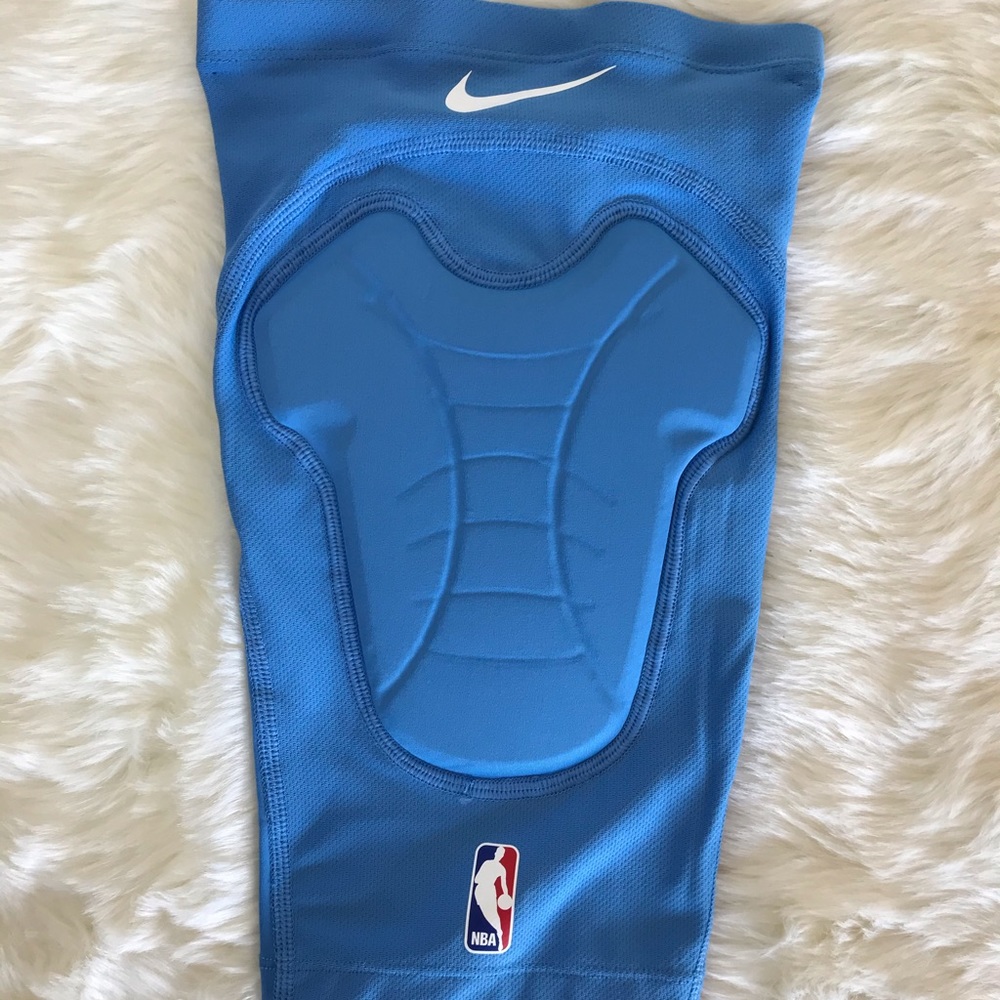 NWOT Nike Pro Combat Padded Basketball Knee Sleeve